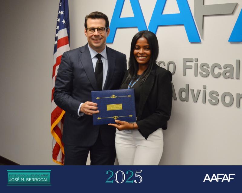 Marina Porto receiving certificate